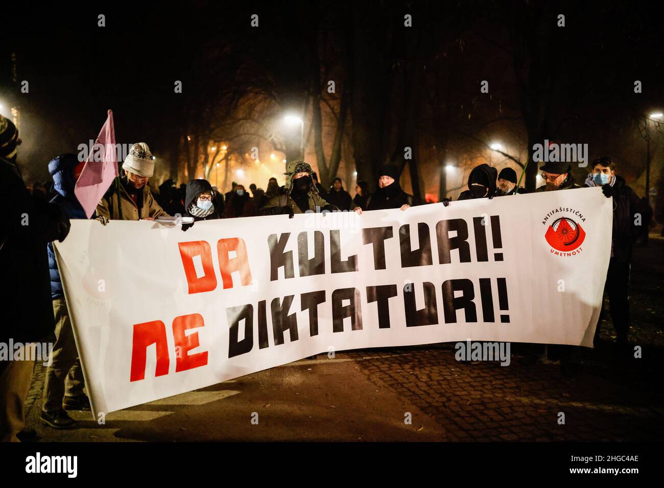 Ljubljana, Slovénie.19th janvier 2022.Les manifestants tiennent une bannière exprimant leur opinion pendant la manifestation.Lors du premier anniversaire des expulsions controversées d'artistes et de centres culturels d'une ancienne usine de vélos ragé de Ljubljana, les manifestants ont de nouveau protesté contre la privatisation et la commercialisation croissantes de l'espace public et le nettoyage social de la ville qui pousse les citoyens, en particulier ceux à faible revenu, à l'extérieur.Crédit : SOPA Images Limited/Alamy Live News Banque D'Images