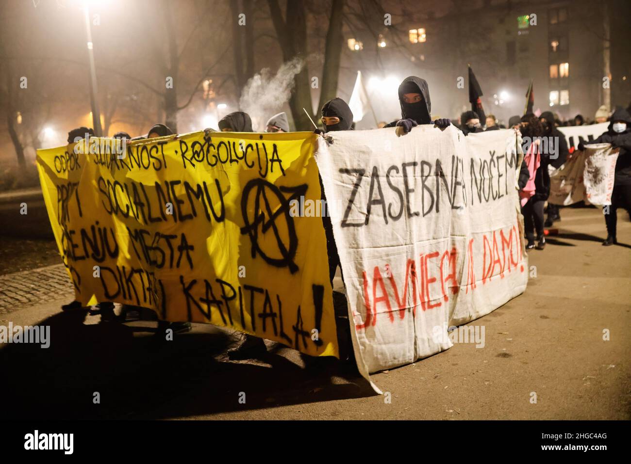 Ljubljana, Slovénie.19th janvier 2022.Les manifestants brandissent des banderoles exprimant leur opinion pendant la manifestation.Lors du premier anniversaire des expulsions controversées d'artistes et de centres culturels d'une ancienne usine de vélos ragé de Ljubljana, les manifestants ont de nouveau protesté contre la privatisation et la commercialisation croissantes de l'espace public et le nettoyage social de la ville qui pousse les citoyens, en particulier ceux à faible revenu, à l'extérieur.Crédit : SOPA Images Limited/Alamy Live News Banque D'Images