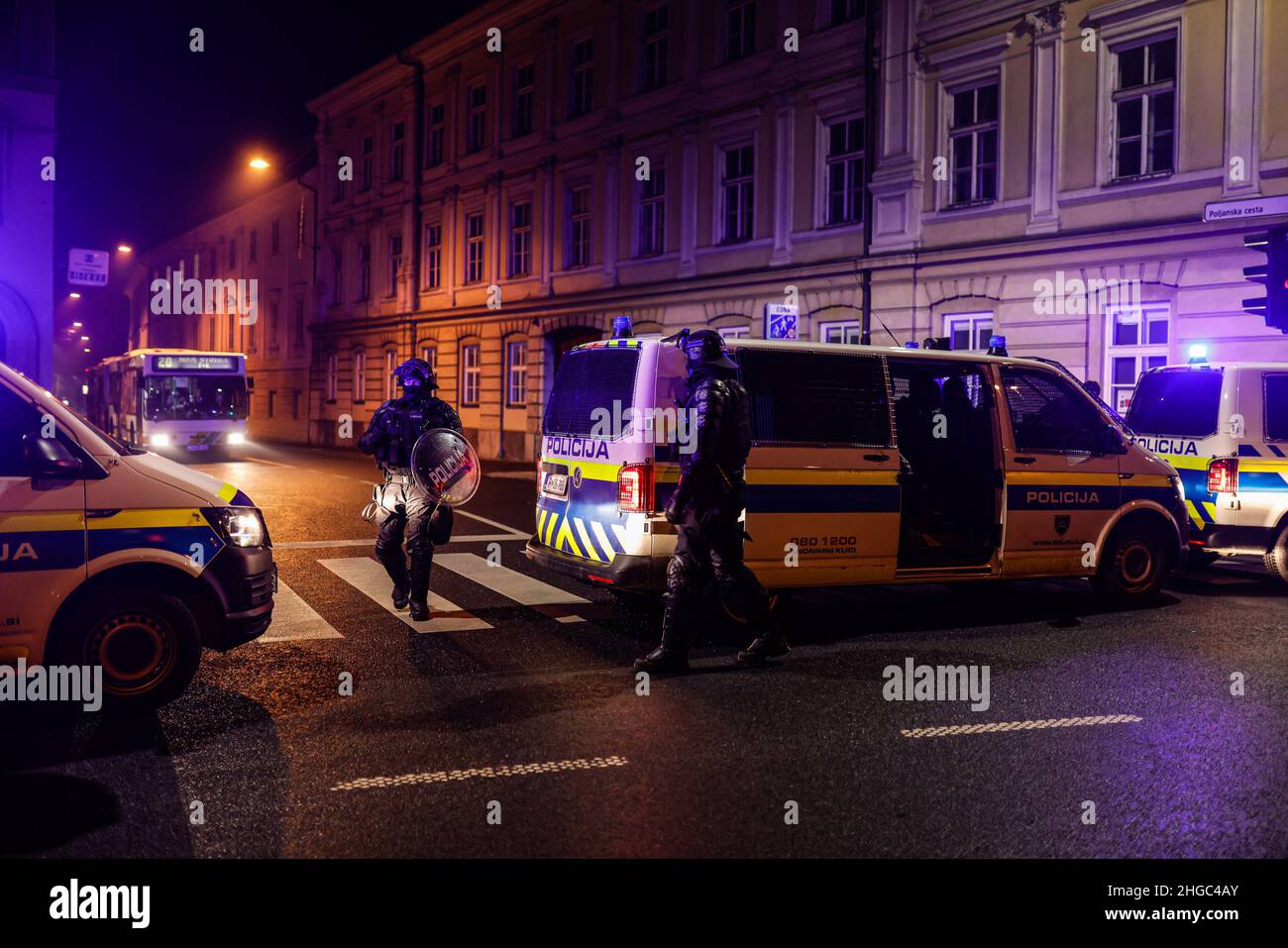 Ljubljana, Slovénie.19th janvier 2022.La police bloque une route pendant la démonstration.Lors du premier anniversaire des expulsions controversées d'artistes et de centres culturels d'une ancienne usine de vélos ragé de Ljubljana, les manifestants ont de nouveau protesté contre la privatisation et la commercialisation croissantes de l'espace public et le nettoyage social de la ville qui pousse les citoyens, en particulier ceux à faible revenu, à l'extérieur.Crédit : SOPA Images Limited/Alamy Live News Banque D'Images
