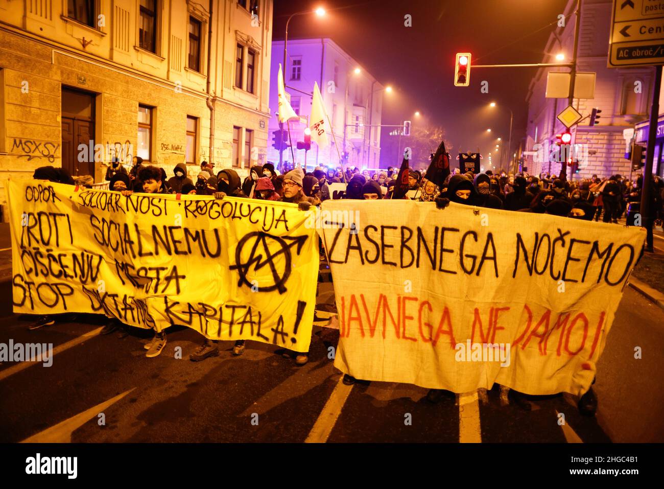 Ljubljana, Slovénie.19th janvier 2022.Les manifestants défilant dans les rues tout en tenant des banderoles pendant la manifestation.Lors du premier anniversaire des expulsions controversées d'artistes et de centres culturels d'une ancienne usine de vélos ragé de Ljubljana, les manifestants ont de nouveau protesté contre la privatisation et la commercialisation croissantes de l'espace public et le nettoyage social de la ville qui pousse les citoyens, en particulier ceux à faible revenu, à l'extérieur.Crédit : SOPA Images Limited/Alamy Live News Banque D'Images