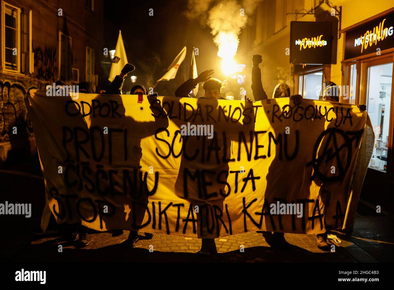 Ljubljana, Slovénie.19th janvier 2022.Les manifestants défilant dans les rues tout en tenant une bannière pendant la manifestation.Lors du premier anniversaire des expulsions controversées d'artistes et de centres culturels d'une ancienne usine de vélos ragé de Ljubljana, les manifestants ont de nouveau protesté contre la privatisation et la commercialisation croissantes de l'espace public et le nettoyage social de la ville qui pousse les citoyens, en particulier ceux à faible revenu, à l'extérieur.Crédit : SOPA Images Limited/Alamy Live News Banque D'Images