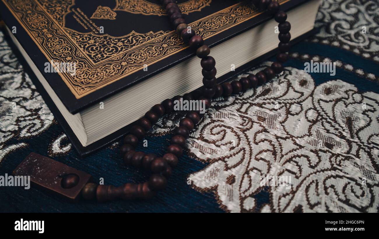 Saint Coran et perles de prière sur Un tapis de prière gros plan Banque D'Images