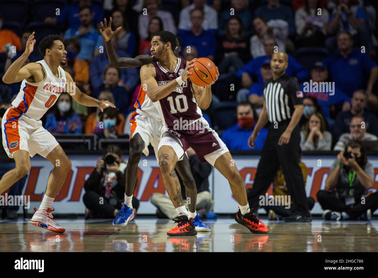 19 janvier 2022: Mississippi State Bulldogs avance Garrison Brooks (10) tente de briser la défense de la Floride pendant le match de basket-ball de la NCAA entre les Mississippi State Bulldogs et les Florida Gators à Stephen C. O'Connell Centre Gainesville, FL.Les Florida Gators battaient les Mississippi State Bulldogs 80 - 72 Jonathan Huff/CSM. Banque D'Images