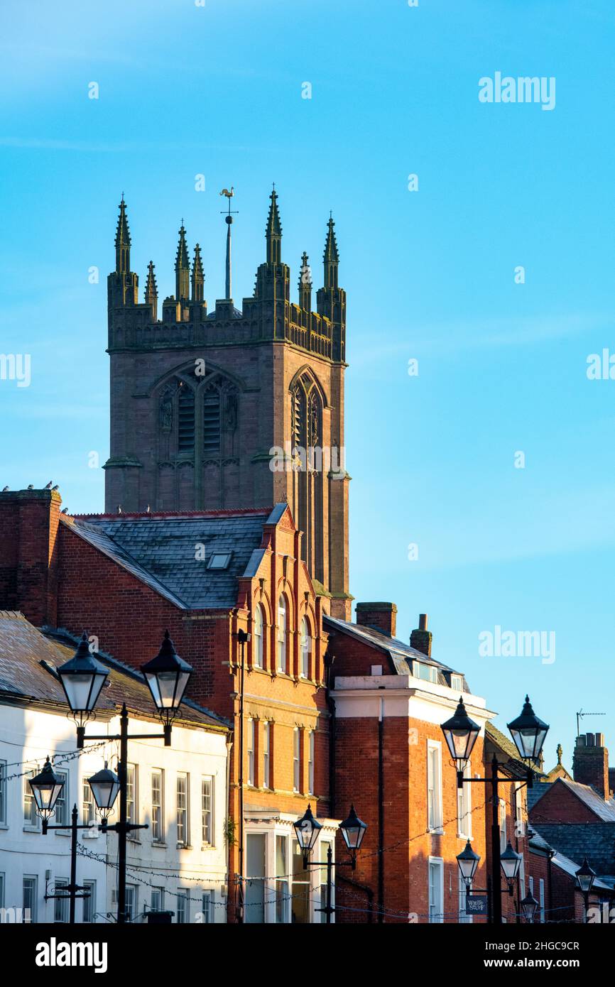 L'église St Laurence et les maisons de ville au lever du soleil.Ludlow, Shropshire, Angleterre Banque D'Images