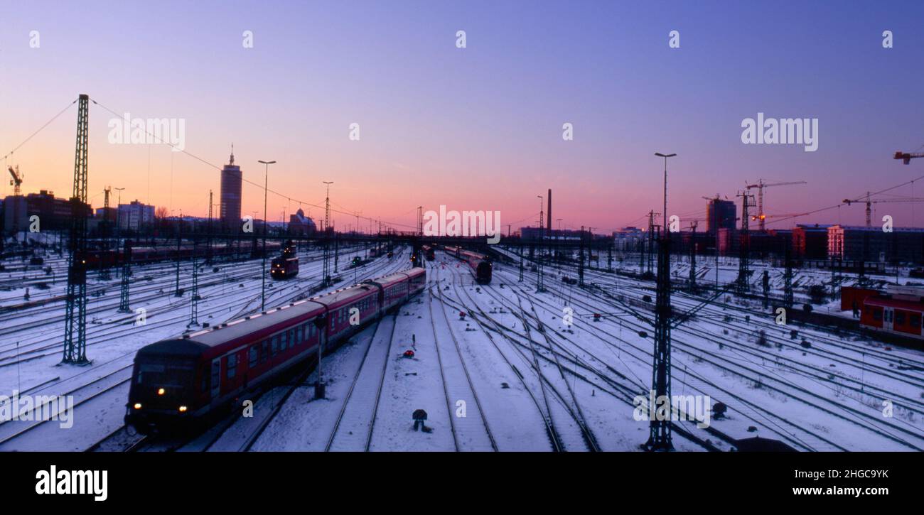 Lignes de chemin de fer et trains sur un hivers coucher de soleil, Munich, Allemagne Banque D'Images
