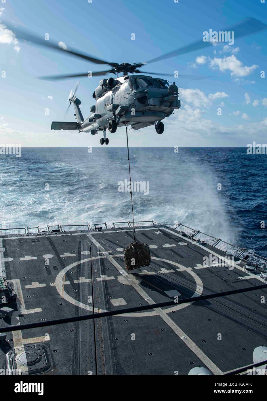 OCÉAN PACIFIQUE (janv17, 2022) un hélicoptère MH-60R Sea Hawk, affecté aux « Raptors » de l’Escadron d’attaque maritime (UGV) 71, effectue un dépôt de cargaison sur un pont de vol au cours d’un exercice de reconstitution verticale à bord du destroyer de missiles guidés de classe Arleigh Burke USS Gridley (DDG 101).Abraham Lincoln Strike Group est en cours de déploiement prévu dans la zone d'exploitation de la flotte américaine 7th afin d'améliorer l'interopérabilité par le biais d'alliances et de partenariats tout en servant de force d'intervention prête à l'emploi pour soutenir une région Indo-Pacifique libre et ouverte.(É.-U.Photo de la marine par Spécialiste des communications de masse 2n Banque D'Images