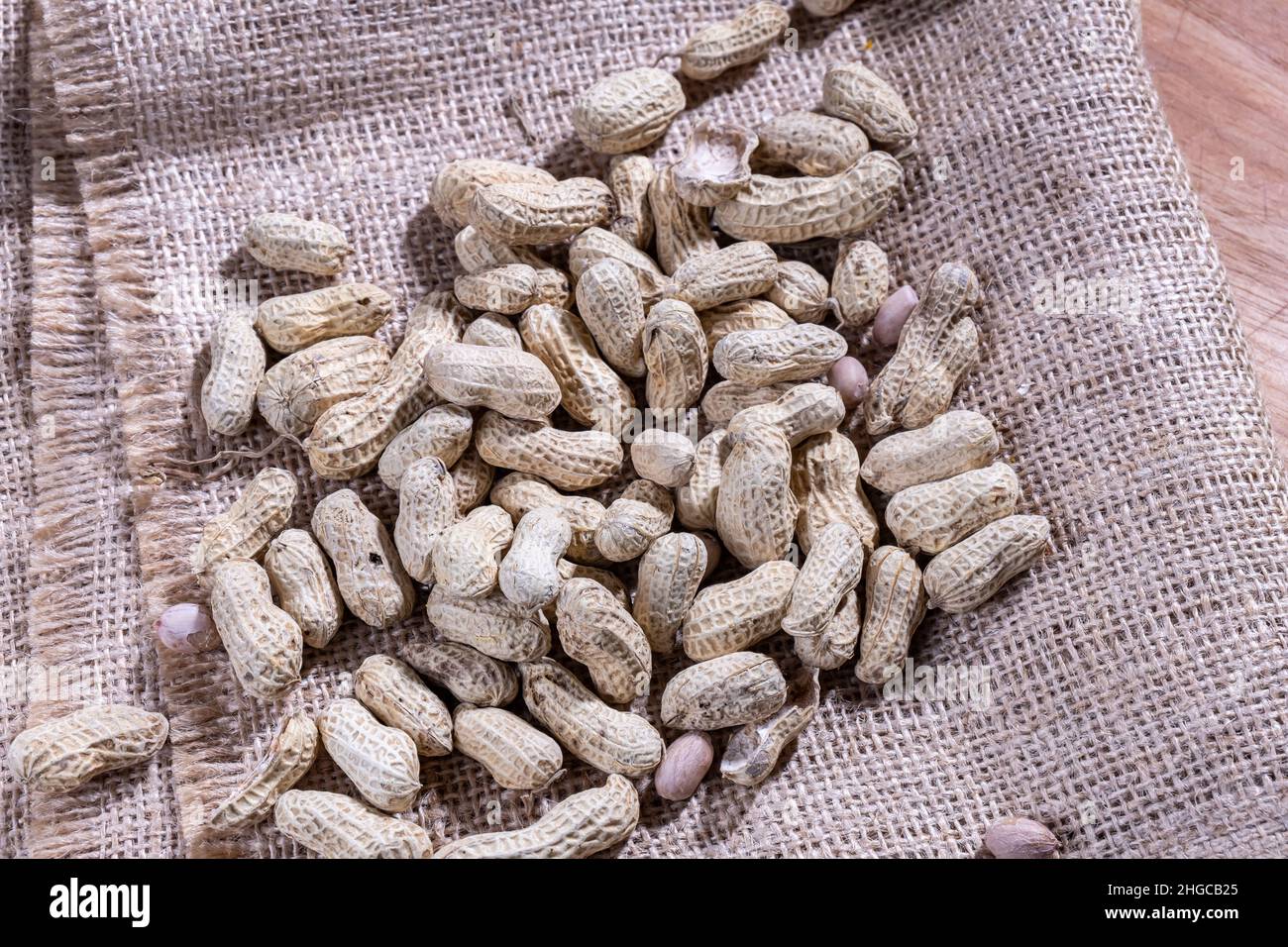 La coquille d'arachide est cuite, avec la peau.L'arachide, aussi connu sous le nom d'arachide, de goober, de pindar ou de noix de singe, et classé comme Arachis hypogaea. Banque D'Images