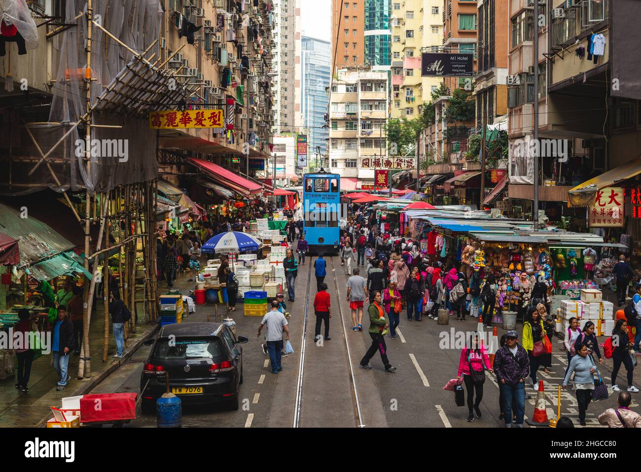 26 novembre 2017 : rue Chun Yeung, un grand marché humide avec une ligne de tramway traversant le centre, situé au point nord, hong kong, chine. Banque D'Images