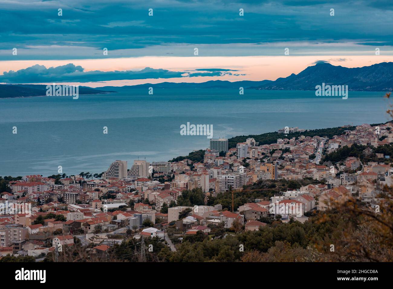 Panorama de la ville de Makarska en Dalmatie, vue de la montagne de Biokovo par une froide journée d'hiver.Vue pittoresque d'en haut.Île de brac vue dans Banque D'Images