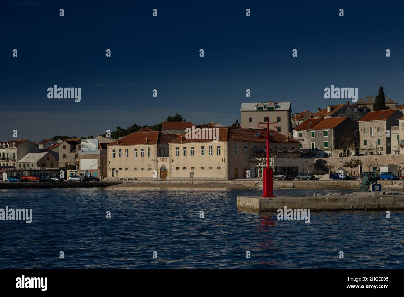 Belle plage marina front de mer de bol sur Brac, vieille ville avec toile de fond montanious pittoresque.Vue du port. Banque D'Images