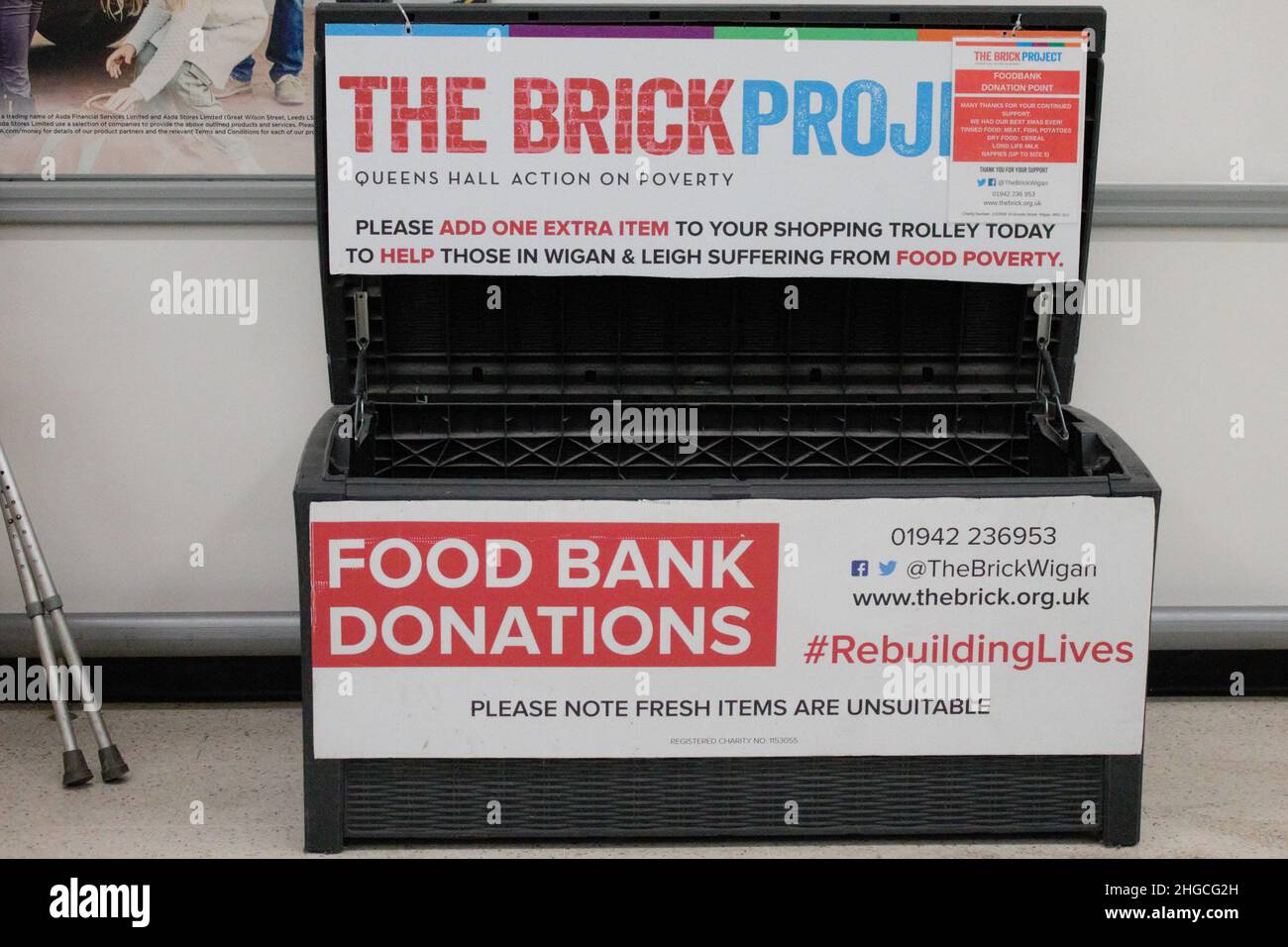 Boîte de dons de la banque alimentaire.Concept de pauvreté alimentaire.Wigan, Manchester, Royaume-Uni Banque D'Images