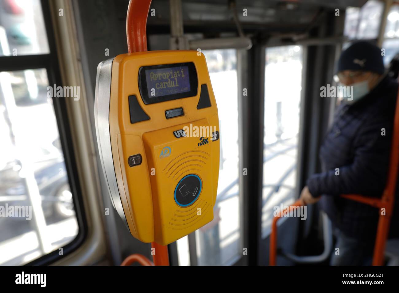 Bucarest, Roumanie - 19 janvier 2022: Détail de la profondeur de champ peu profonde (focus sélectif) avec une machine de billetterie à l'intérieur d'un ancien tramway à Bucarest. Banque D'Images