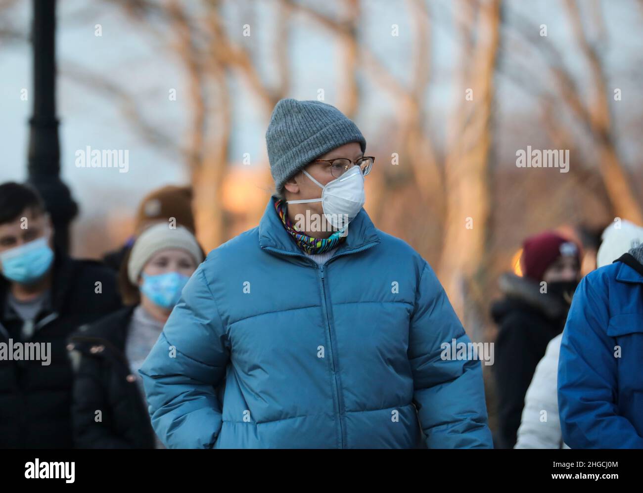 New York, États-Unis.19th janvier 2022.Un homme portant un masque de visage marche dans une rue de Manhattan de New York, aux États-Unis, le 19 janvier 2022.L'administration du président américain Joe Biden va commencer à expédier 400 millions de masques non chirurgicaux gratuits N95 vers des sites de distribution dans tout le pays cette semaine dans le cadre des efforts pour lutter contre la variante Omicron COVID-19 en plein essor, les États-Unis d'aujourd'hui mercredi a cité une source officielle comme disant.Crédit : Wang Ying/Xinhua/Alay Live News Banque D'Images