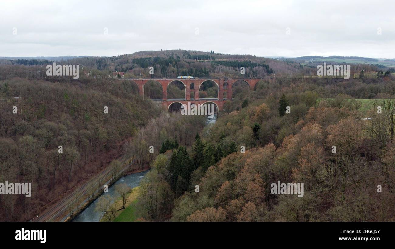 17 janvier 2022, Saxe, Barthmühle : le pont de la vallée de l'Elster.L'eau pénètre dans la maçonnerie du pont de pierre vieux de 150 ans.Afin de maintenir sa stabilité, la structure de la voie du pont voûté existant doit être reconstruite et la maçonnerie entièrement rénovée.Il est considéré comme le deuxième plus grand pont de briques au monde après le pont de Göltzschtal.(Photo prise avec un drone) photo: Bodo Schackow/dpa-Zentralbild/ZB Banque D'Images