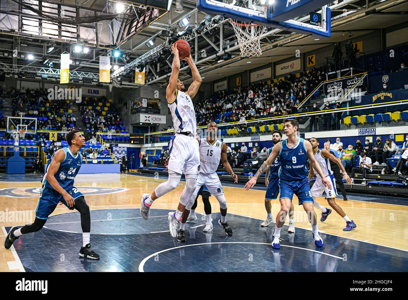 Vince Hunter dunks le ballon des Metropolitans 92 lors du match de basket-ball  EUROCUP 7days entre Metropolitans 92 (Boulogne-Levallois) et Turk Telekom  SK (Ankara) le 19 janvier 2022 au Palais des Sports