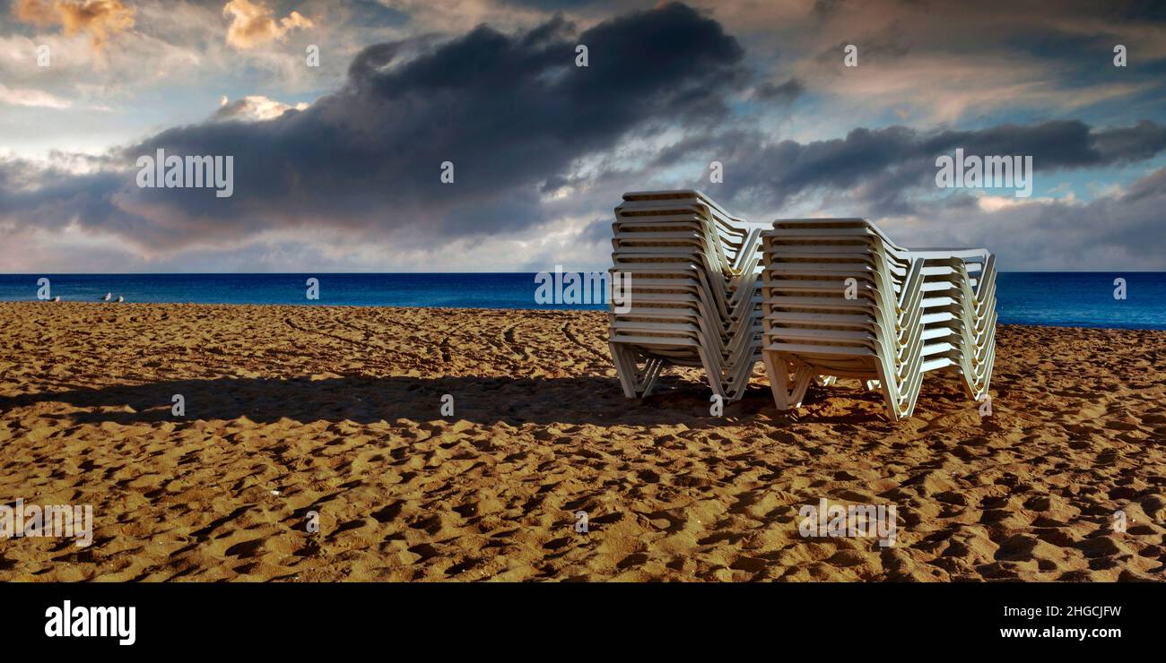 Saisonende, Liegestühle am Strand von Albufeira, Portugal Banque D'Images