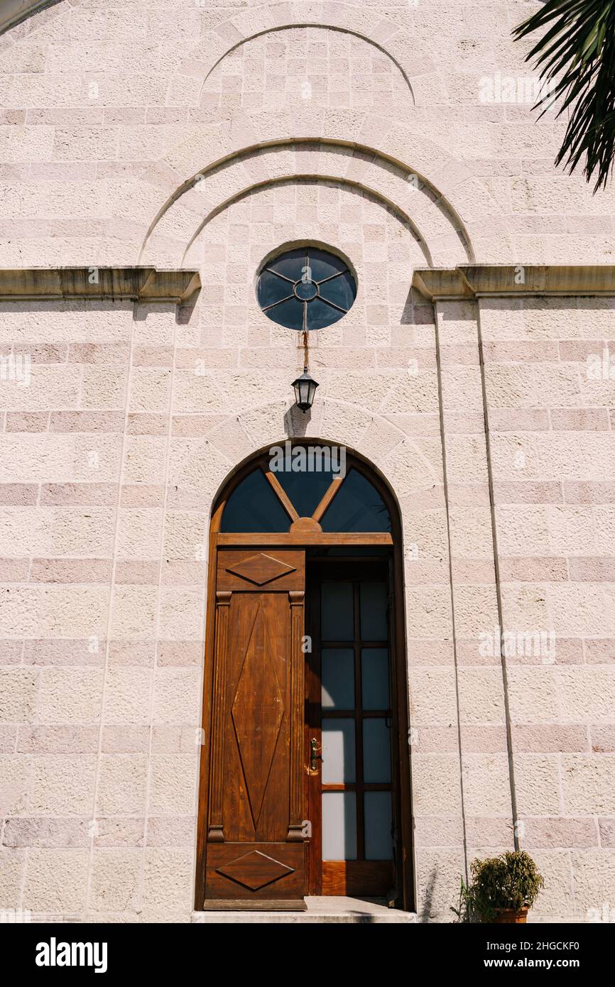 Porte voûtée en bois de l'église Saint-Sava à Tivat.Monténégro Banque D'Images