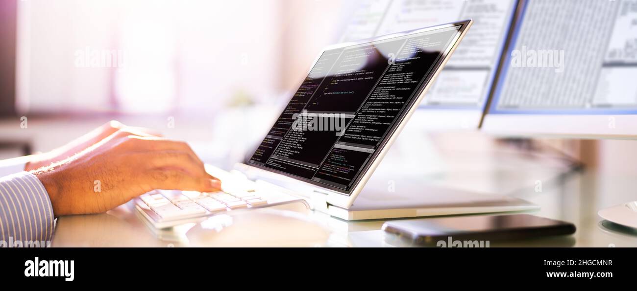 African American Programmer Man Coding sur ordinateur Banque D'Images