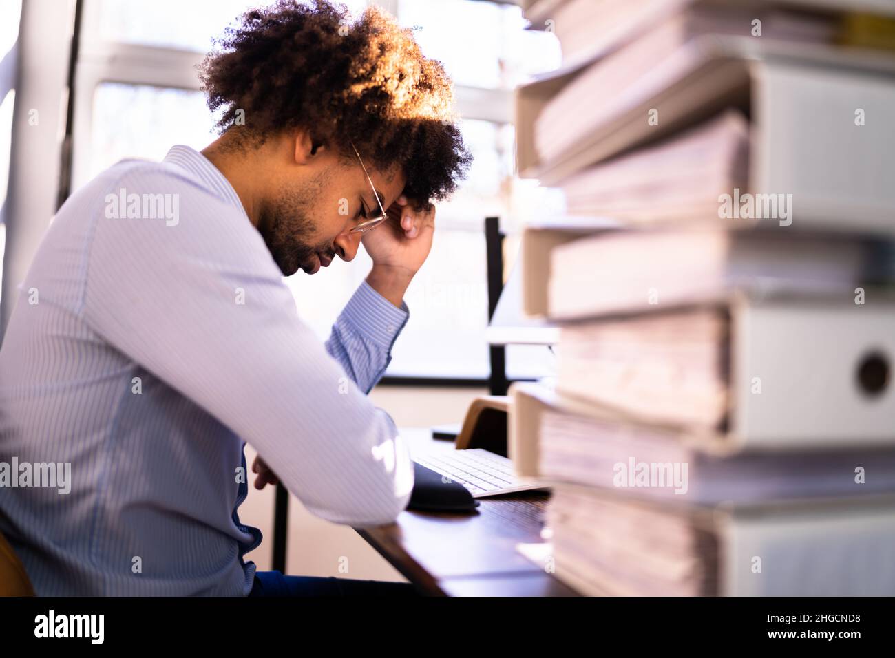 Homme d'affaires afro-américain fatigué et stressé Banque D'Images