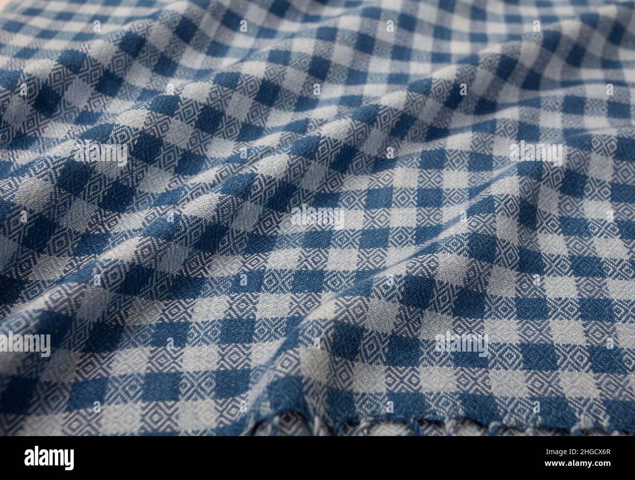 Gros plan de la texture du châle à carreaux tissé à la main, teint indigo de coton thaïlandais Banque D'Images