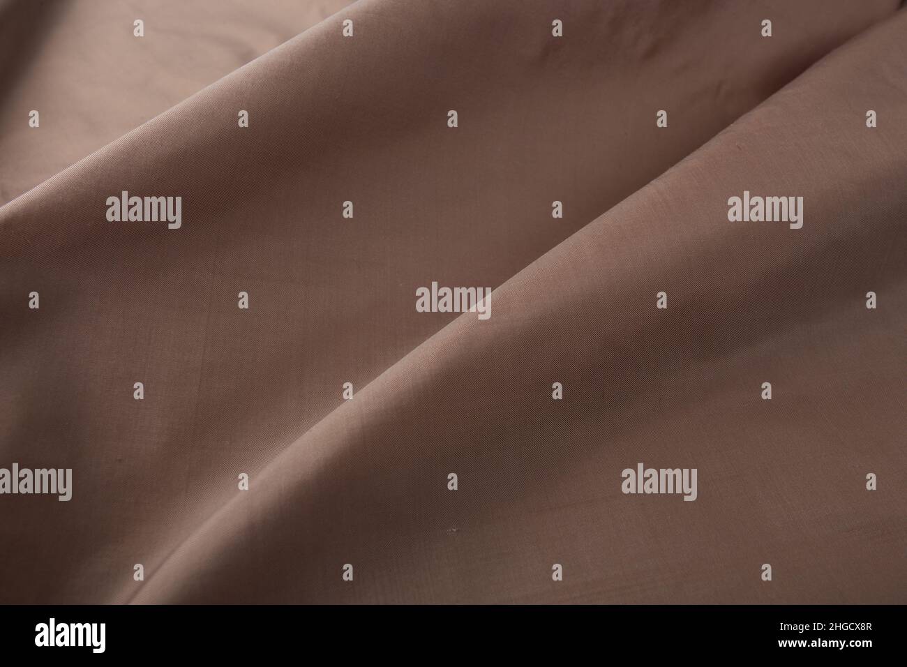 Gros plan de la texture de la soie thaïlandaise tissée à la main dans la couleur terre Banque D'Images