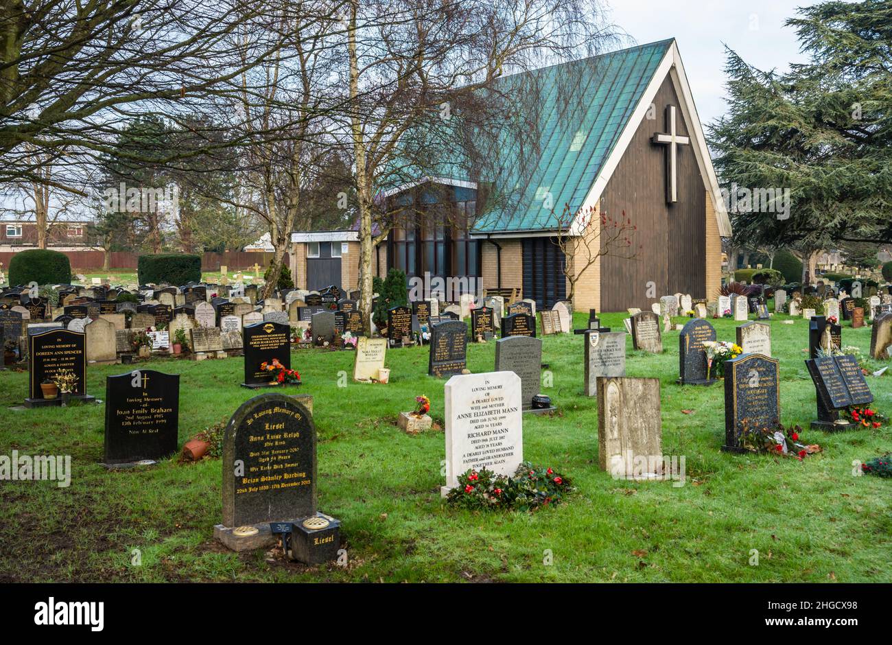 La chapelle, le cimetière et les pierres tombales dans un grand cimetière britannique au cimetière de Littlehampton, Littlehampton, West Sussex, Royaume-Uni. Banque D'Images