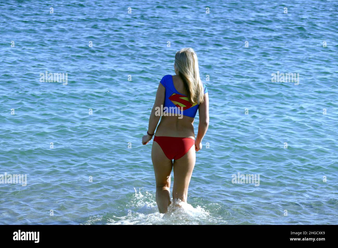 ODESA, UKRAINE - 19 JANVIER 2022 - Une femme en maillot de bain Superman se  démène dans la