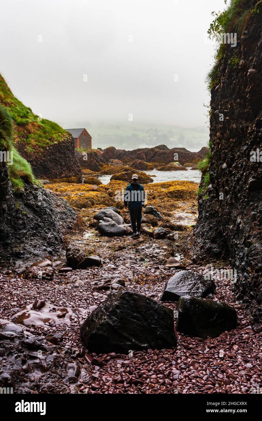 Vue sur la côte de Cushendun dans un matin brumeux Banque D'Images