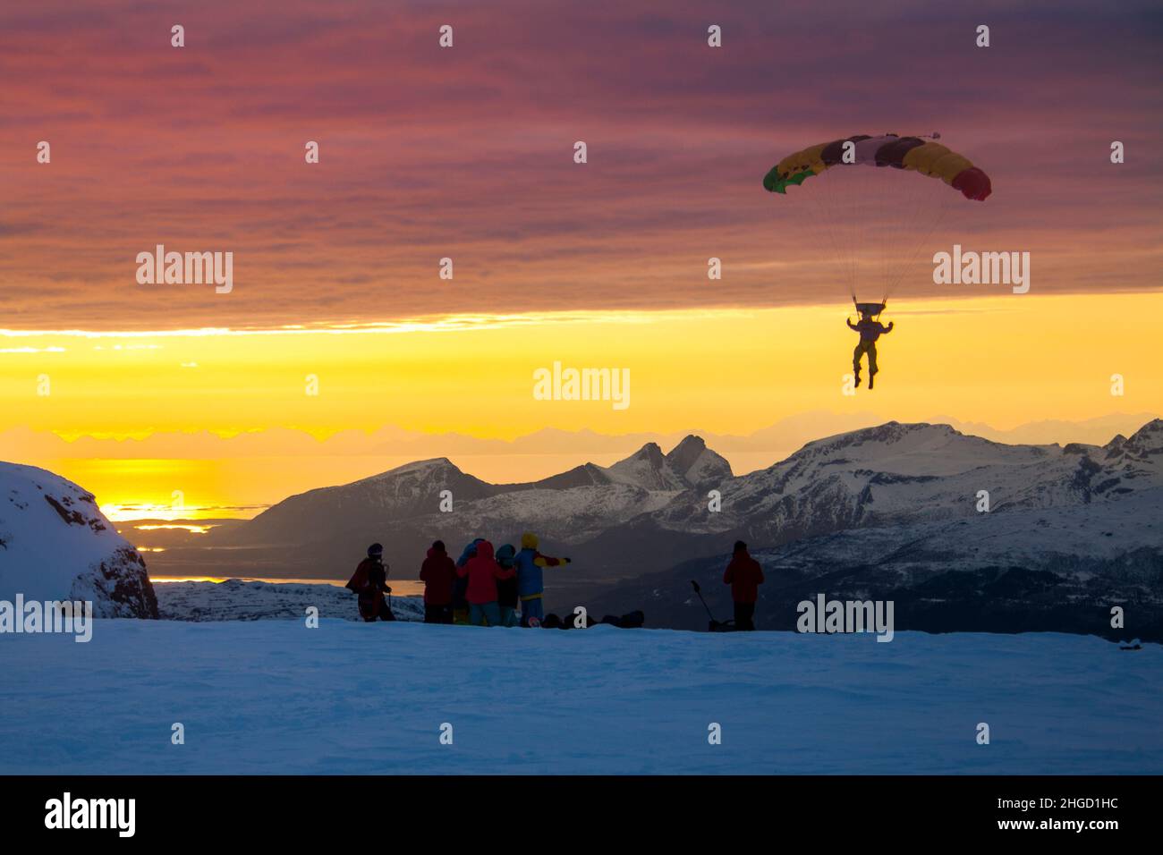 Parachute au coucher du soleil sur l'île magique de Lofoten, dans le nord de la Norvège, en Scandinavie Banque D'Images