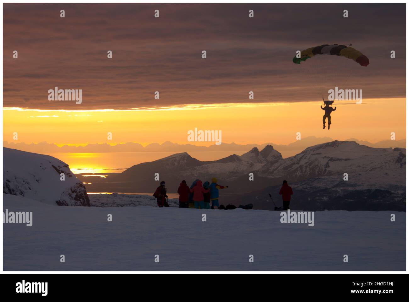 Parachute au coucher du soleil sur l'île magique de Lofoten, dans le nord de la Norvège, en Scandinavie Banque D'Images