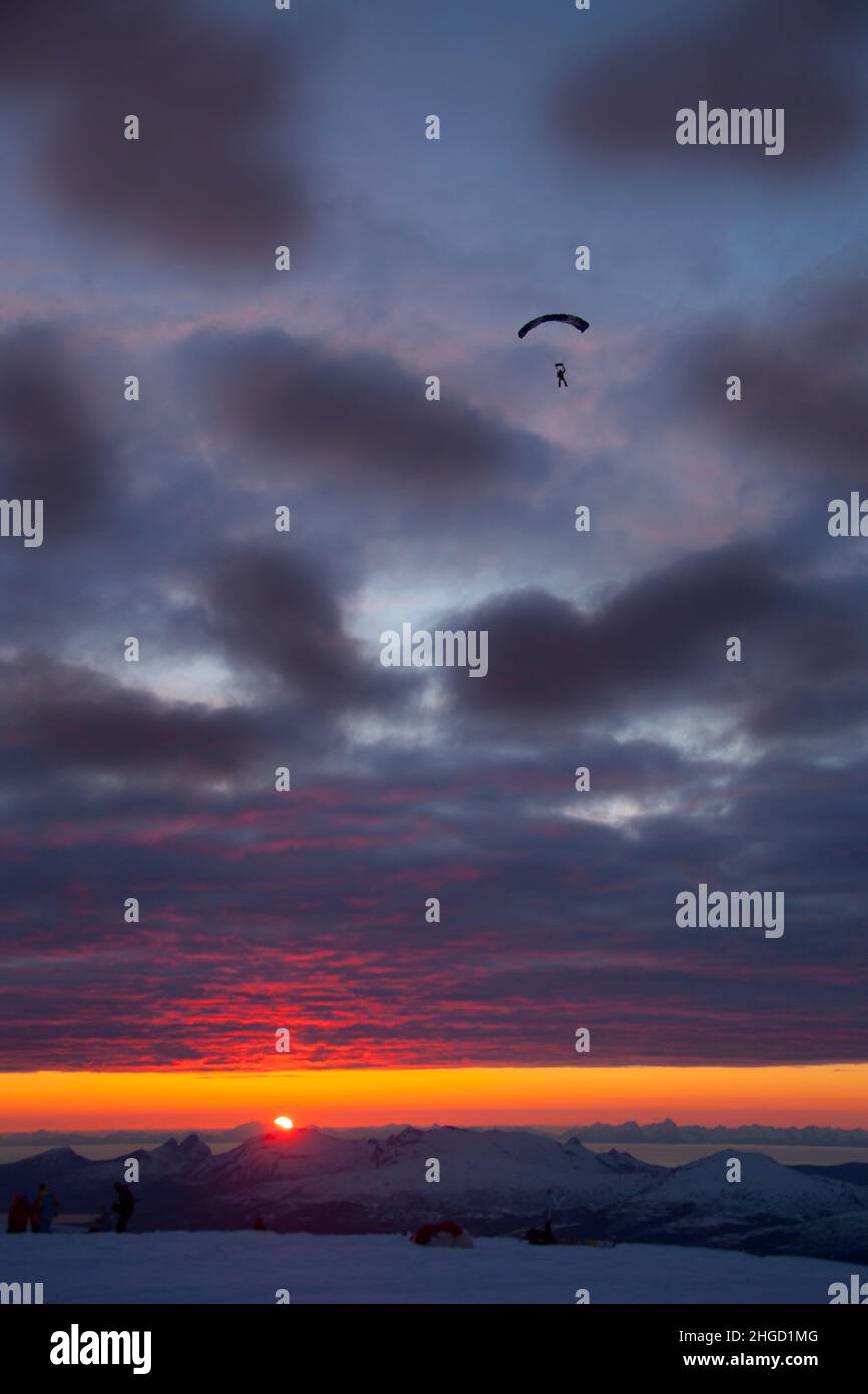 Parachute au coucher du soleil sur l'île magique de Lofoten, dans le nord de la Norvège, en Scandinavie Banque D'Images