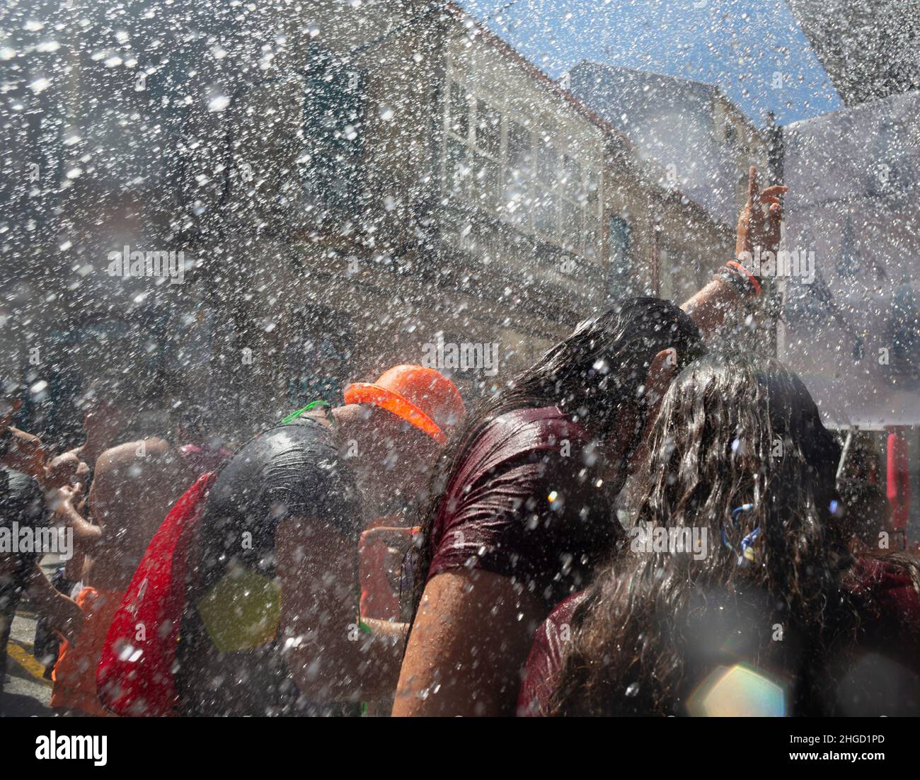 Les garçons et les filles participent à une fête avec de l'eau dans les rues.Fête aquatique. Banque D'Images