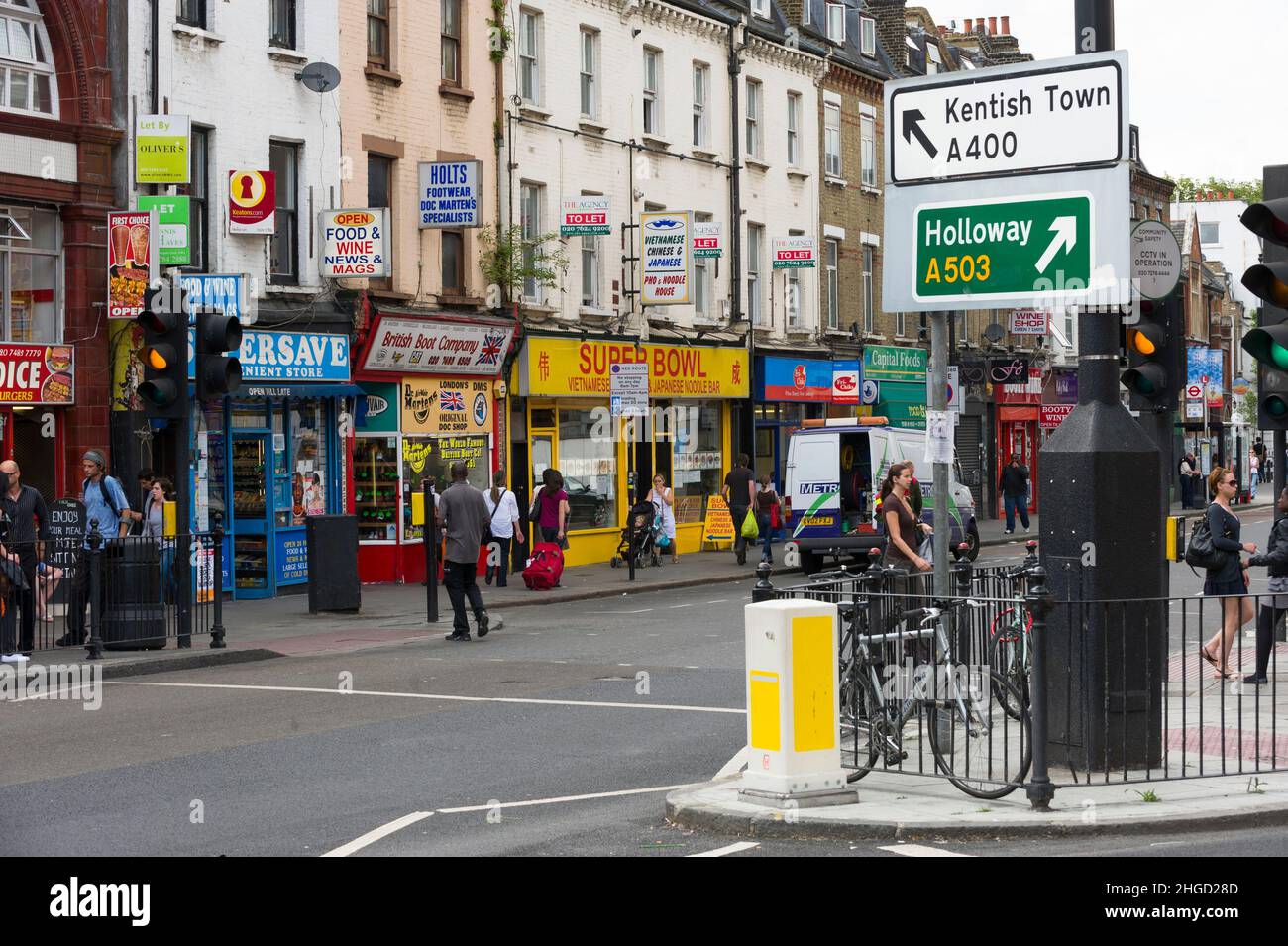 Passage piéton sur Kentish Town Road, ce passage fait partie de Britannia Junction, un point où 6 routes convergent par la station de métro Camden.Camden High Street, Camden Town, Londres, Royaume-Uni.16 juin 2009 Banque D'Images