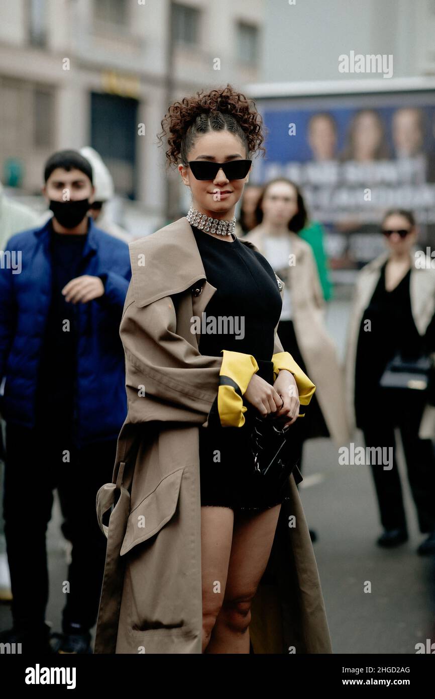 Street style Lena Mahfouf Lena situations arrivant au spectacle de vetements pour hommes Ami automne hiver 2022 2023 tenu au Palais Brongniart Paris France le 19th janvier 2022.Photo de Marie Paola Be...