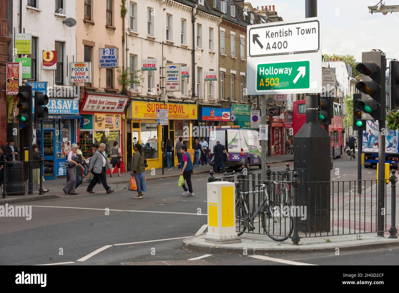 Passage piéton sur Kentish Town Road, ce passage fait partie de Britannia Junction, un point où 6 routes convergent par la station de métro Camden.Camden High Street, Camden Town, Londres, Royaume-Uni.16 juin 2009 Banque D'Images