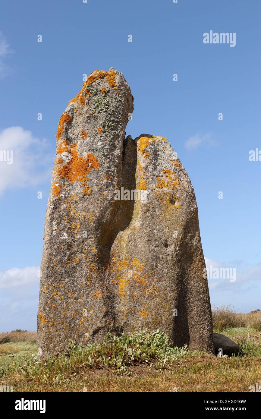 Menhir de Toeno - monument mégalithique - menhir solitaire sur la côte à Trebeurden en Bretagne, France Banque D'Images