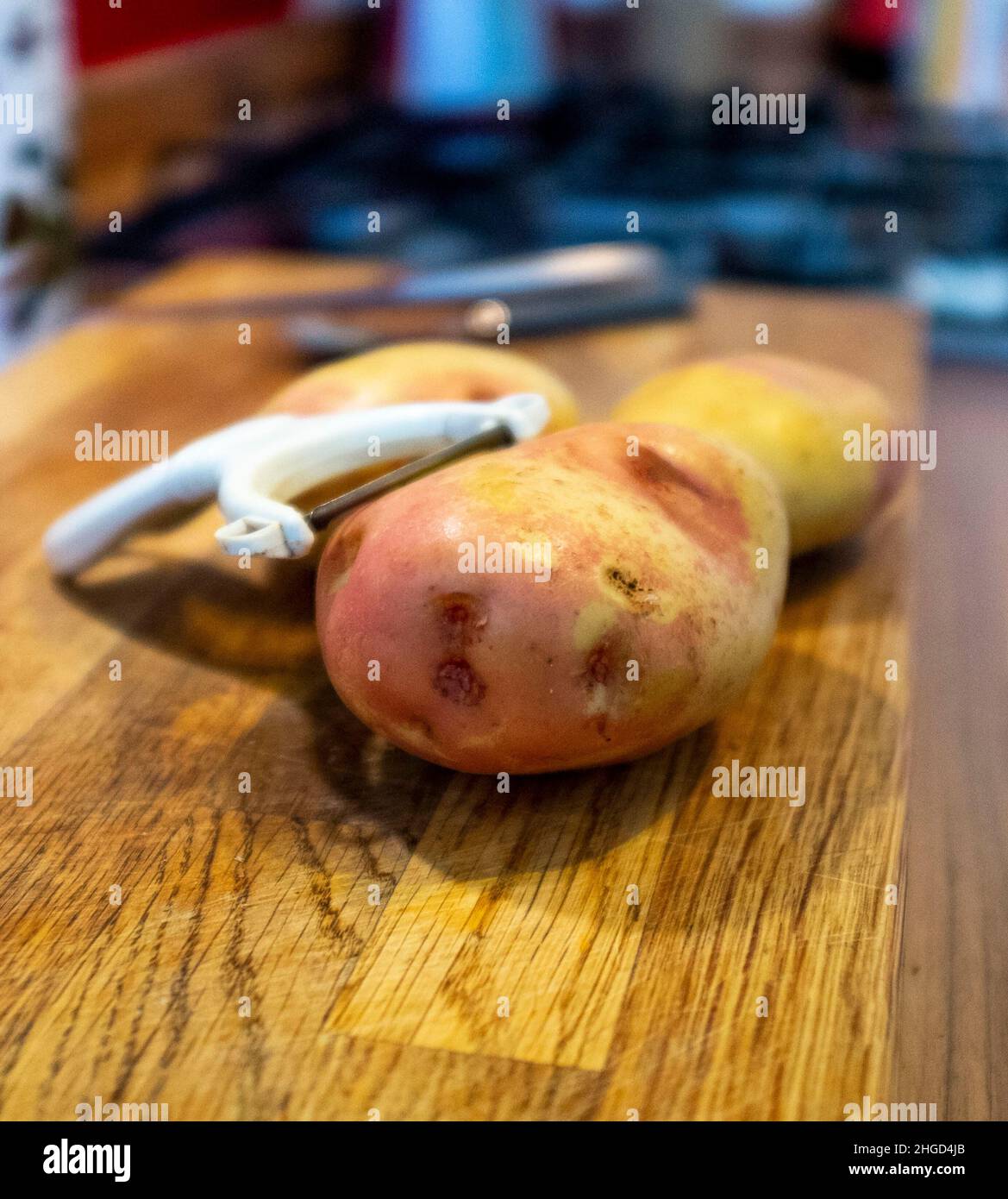 Pommes de terre King Edward prêtes pour le peeling et la cuisine du Royaume-Uni Banque D'Images