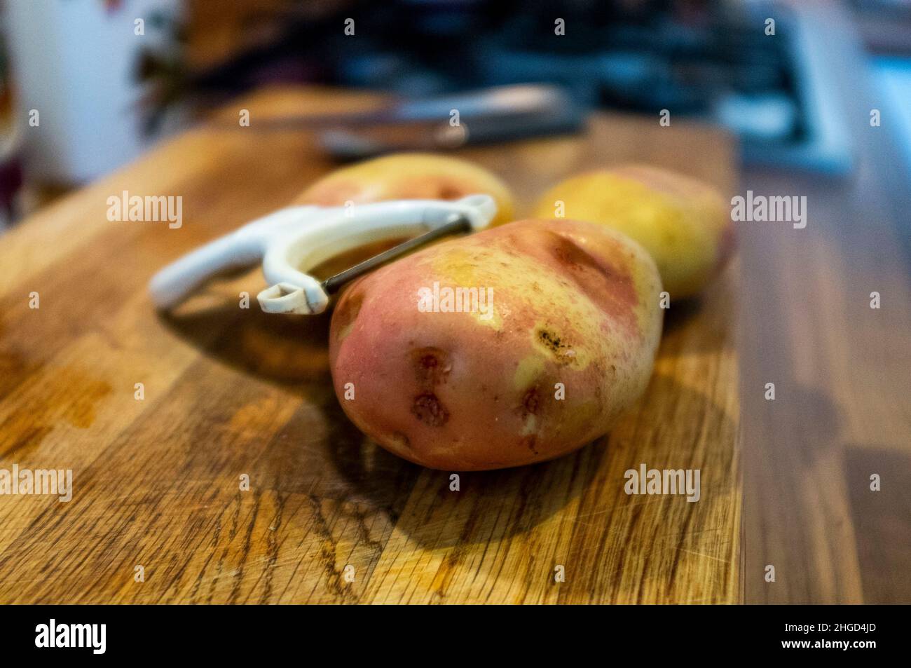 Pommes de terre King Edward prêtes pour le peeling et la cuisine du Royaume-Uni Banque D'Images