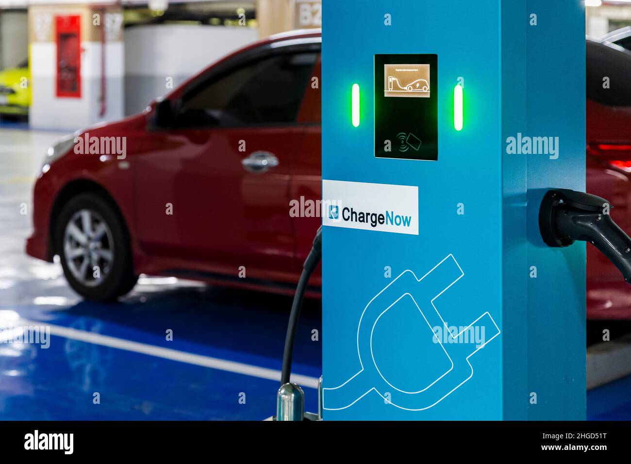 Chargeur de voiture électrique rapide avec câble d'alimentation branché et boîtier d'alimentation électrique sur les sites de station de véhicules électriques.Station de charge de voiture EV dans le parking au bureau bu Banque D'Images