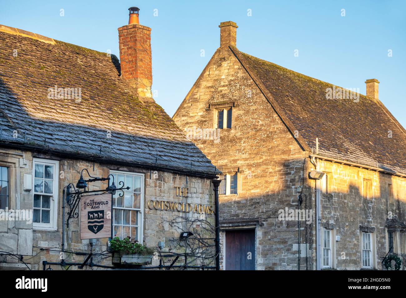 Le pub Cotswold Arms sur le toit en hiver au lever du soleil.Cotswolds, Burford, Cotswolds, Oxfordshire, Angleterre Banque D'Images
