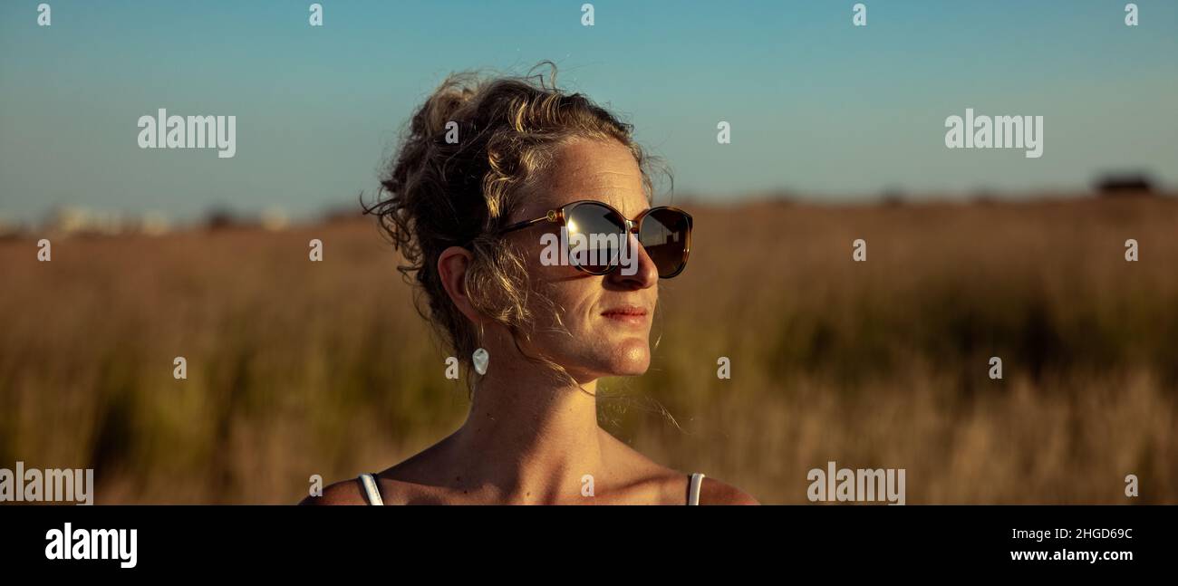 femme regardant le soleil sur un jardin sur le toit Banque D'Images