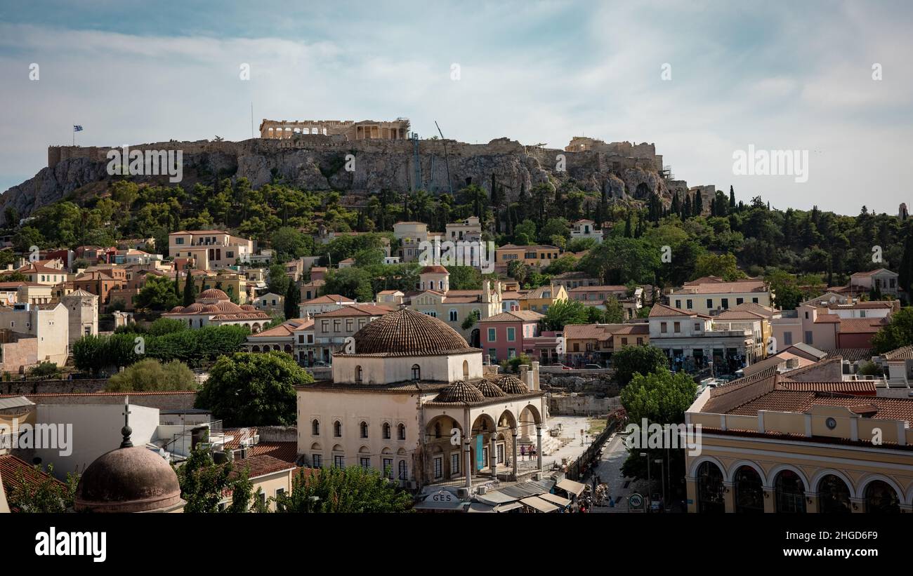 vue depuis un bar sur le toit sur le centre-ville d'athènes avec l'acropole en arrière-plan. Banque D'Images