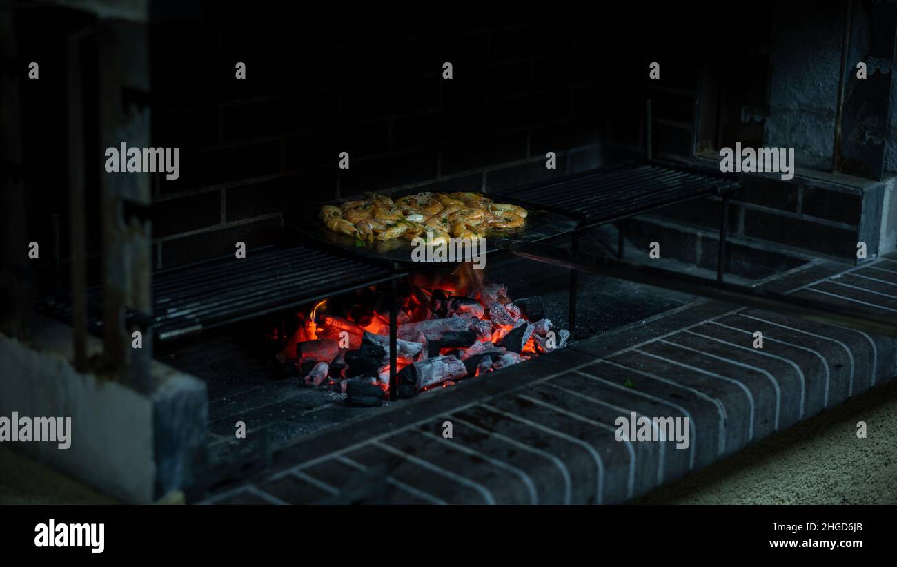 crevettes grillent sur du charbon de bois chaud Banque D'Images