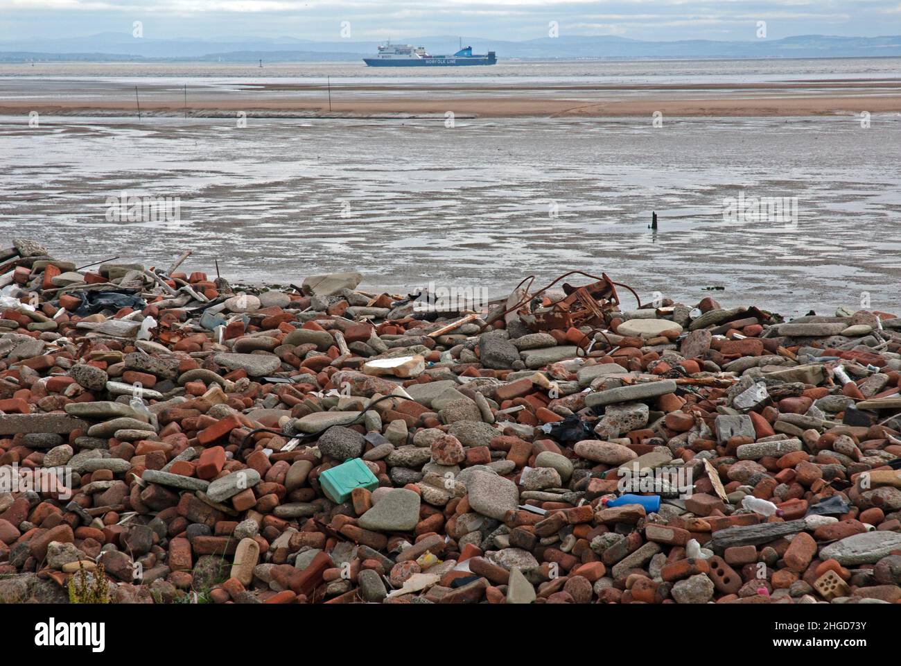 La plage de Crosby, à Merseyside, est en partie couverte de briques érodées par les marées qui y ont été jetée à cause des ruines causées par les bombardements allemands de la Seconde Guerre mondiale. Banque D'Images