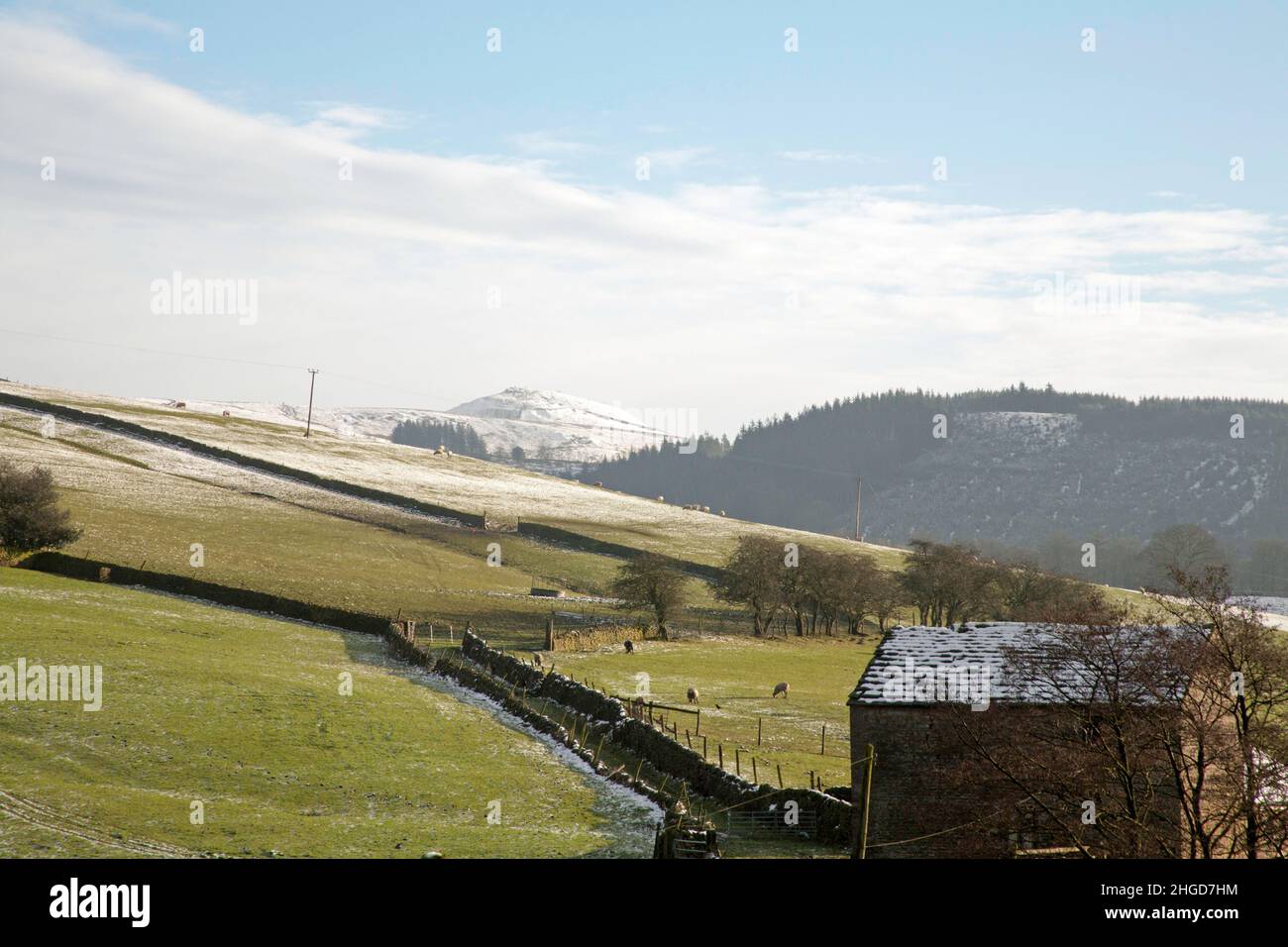 Shutlingsloe s'élevant au-dessus de la forêt de Macclesfield vue pendant une journée d'hiver de près de Tegan's Nose Macclesfield Cheshire Angleterre Banque D'Images