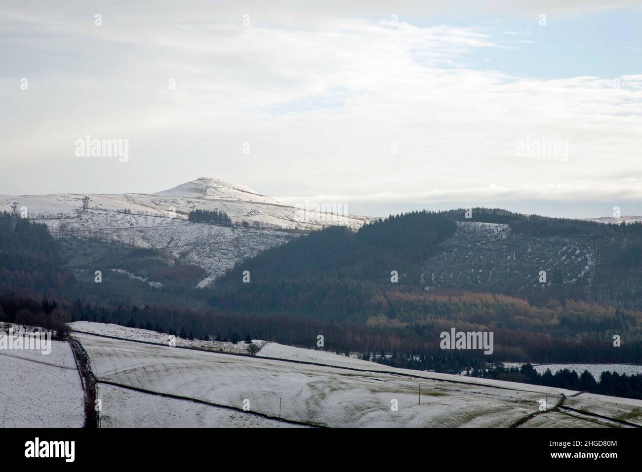 Shutlingsloe s'élevant au-dessus de la forêt de Macclesfield vue pendant une journée d'hiver de près de Tegan's Nose Macclesfield Cheshire Angleterre Banque D'Images