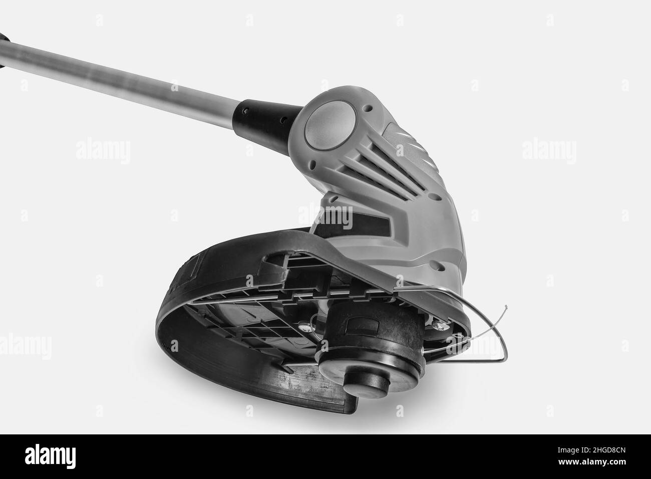 Appareils électroménagers : fragment d'une tondeuse-un coupe-herbe pour couper des pelouses sur des batteries rechargeables.Présenté sur fond blanc, vue avant, c Banque D'Images