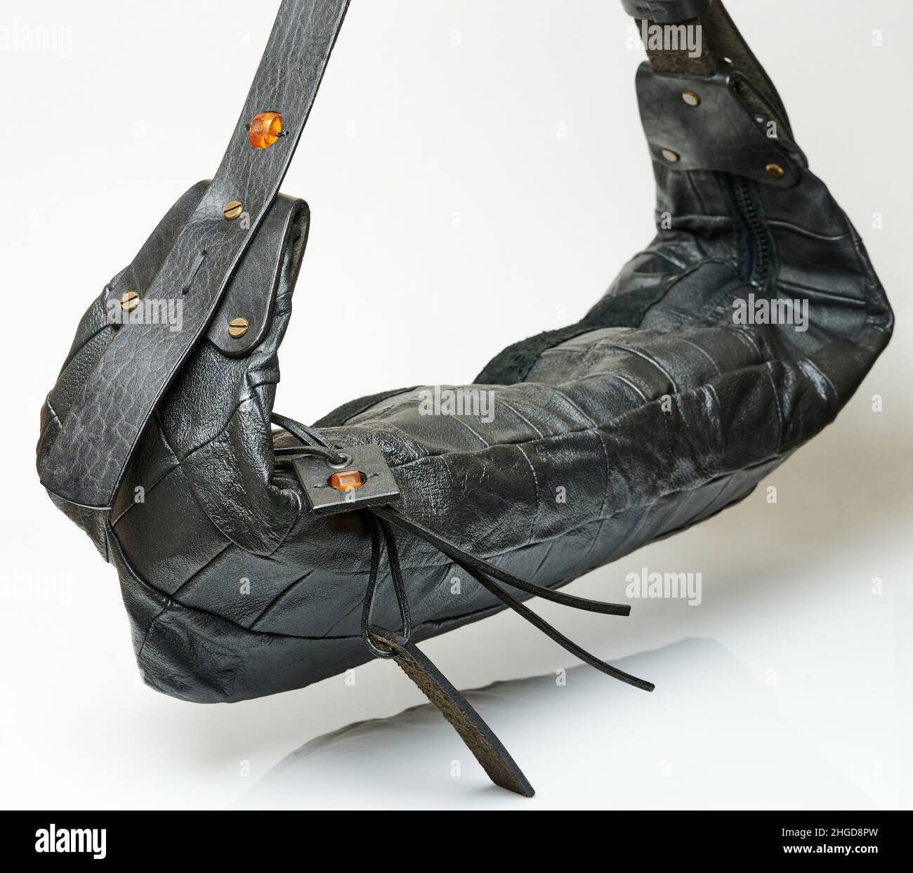 Sac en cuir noir à la main isolé sur fond blanc de studio Banque D'Images