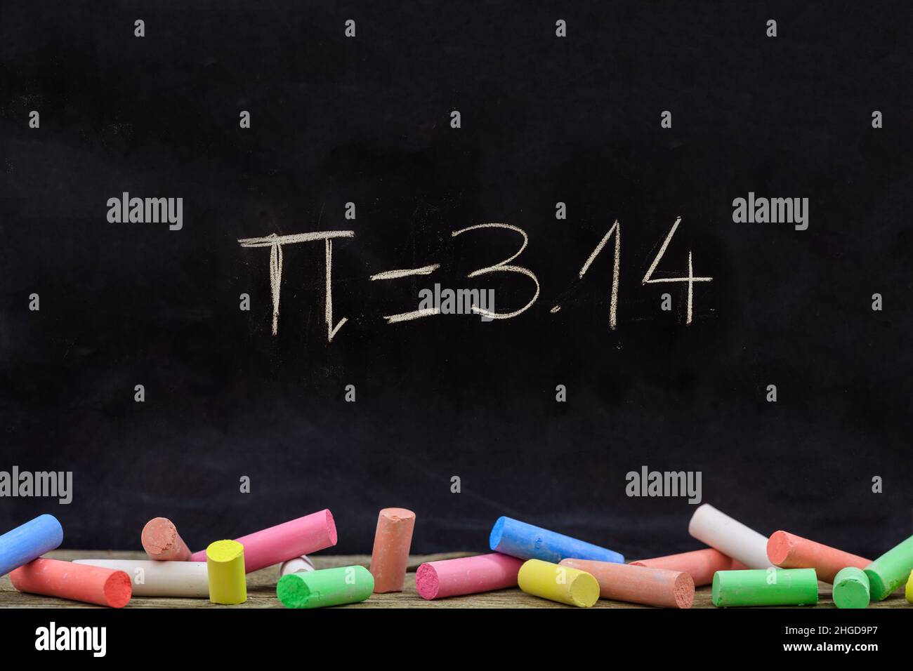 Numéro PI, dessin à la craie constante mathématique sur un tableau noir scolaire, symbole de lettre grecque, 3,14 et morceau de craie coloré Banque D'Images