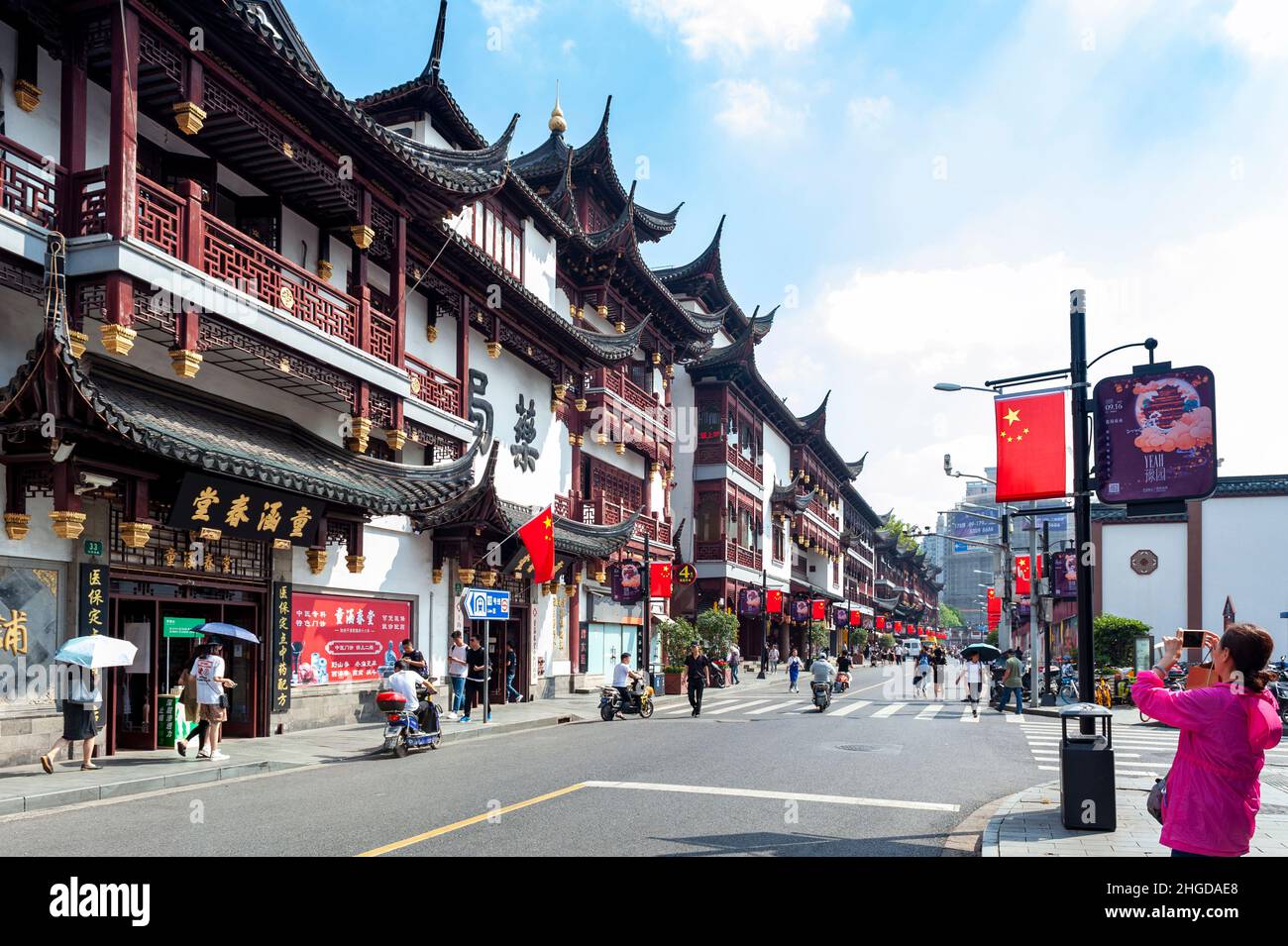 Anciens bâtiments de style chinois convertis en centres commerciaux modernes sur Yuyuan Old Street à côté du jardin Yu dans le centre-ville de Shanghai, en Chine Banque D'Images